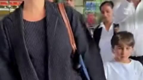 Kareena Kapoor & Saif Ali Khan With Kids Spotted At Airport