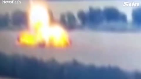 Huge blast as Ukrainian forces drop bomb on unsuspecting Russian tank