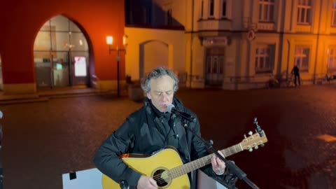 Greifswald: Dieter mit einem Song " while my guitar gently weeps "