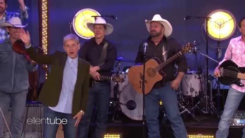 Garth_Brooks_Performs_His_Classic_‘Callin’_Baton_Rouge