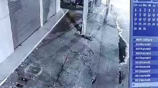 Video: Se trepa en un poste y roba cableado de los semáforos de La Plazuela