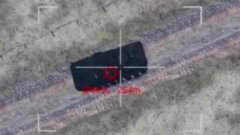 Момент атаки украинского дрона-смертника на российский Т-72