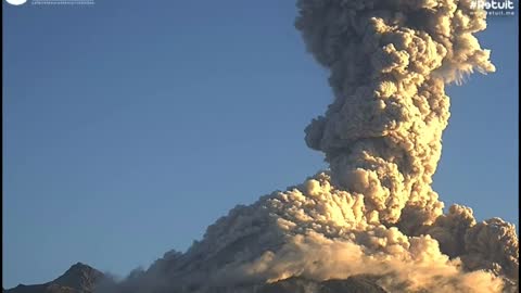 Camera catches volcano eruption