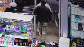 WATCH_ South Memphis gas station burglarized by large crowd Saturday night