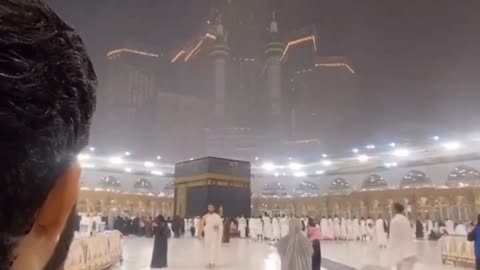 People are praying in front of khana kaba