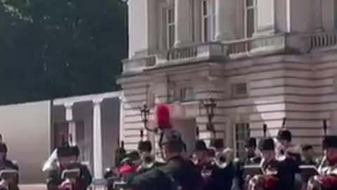 Buckingham Palace royal guards play ‘Shake It Off’ ahead of tour