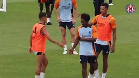 Rudiger se cargó a Endrick en el primer entrenamiento😂