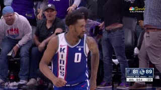 NBA - Keon Ellis leaps for the rejection leading to Fox and Monk finishing with the lob connection!