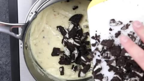 The most delicious oreo fudge recipe with only 4 ingredients!!