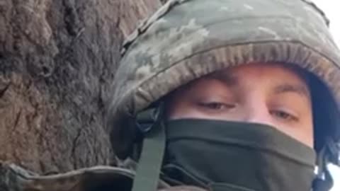 Wideo ukraińskiego żołnierza recytującego wiersz