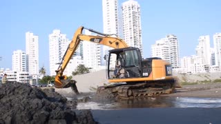 EXCAVADORA EN PLAYA DE CASTILLOGRANDE.