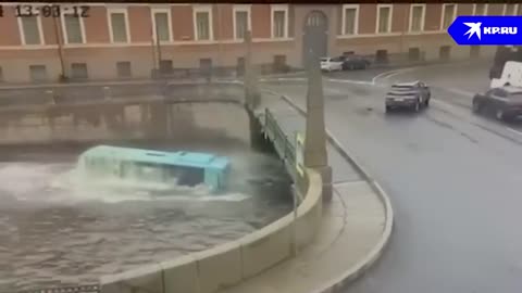 The moment the bus fell into the river in Saint-Petersburg