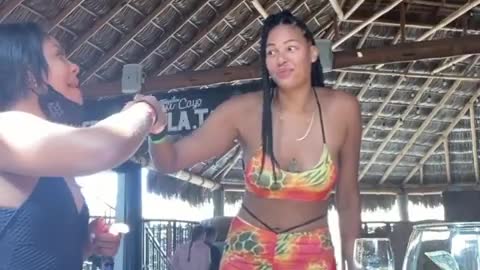 World TALLEST FEMALE BASKETBALLER WNBA LIZ CAMBAGE LEARNING SPANISH