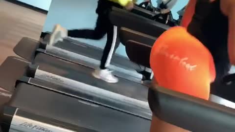 🤣 A man fell in the gym because he saw a BIG BIG ass 🥳