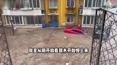 网友亲历北京暴雨：仅10分钟，我家全淹了...两台车全泡了