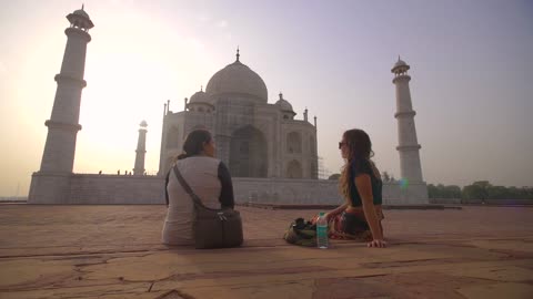 Panning Around Girls Looking at Taj Mahal