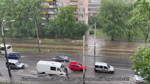 Kiew wurde von einem heftigen Platzregen mit Hagel bedeckt!