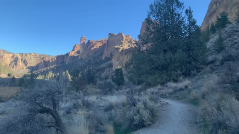 Hiking to Monkey Face Canyon Formation – Smith Rock State Park – Central Oregon – 4K