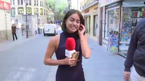 TV journalist is groped by a creep who grabs her behind