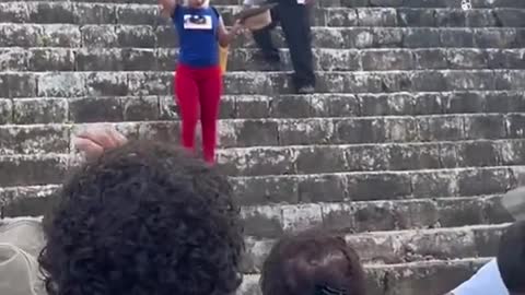 MSNEWSTourist climbs sacred Mayan pyramid, gets booed by crowd
