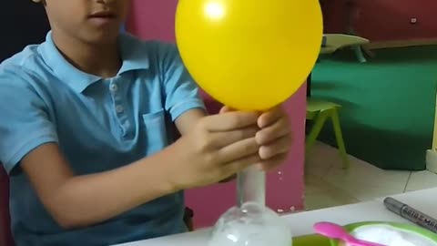 Boy learn through chemical experiments 😵