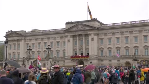 King’s Coronation: Royal Family appear on Buckingham Palace balcony - BBC News