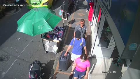 Ladron se roba un maletín en el centro de Bucaramanga