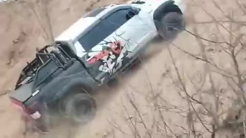 Toyota pickup truck climb on racing cars and ends - CHINA ODA CHINA O