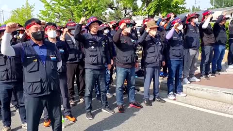 South Korean strikers stop other trucks at port