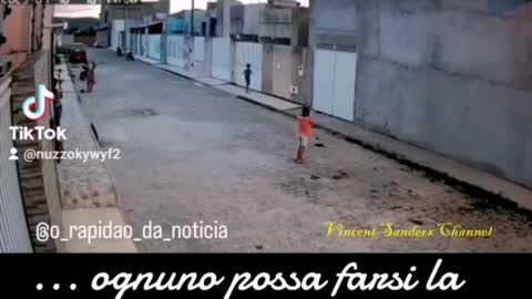 Un bambino si accascia improvvisamente a terra!