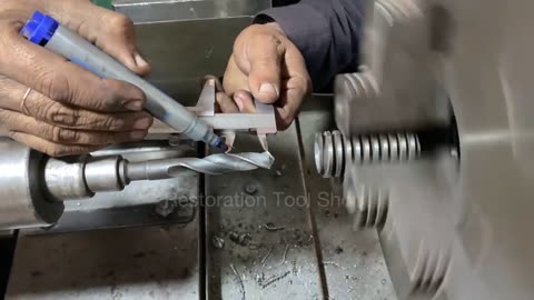 How to make a broken screw of a lathe machine four chuck from an old truck axle