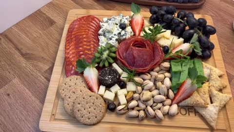 HOW TO MAKE A CHEESE BOARD! 🍷🧀