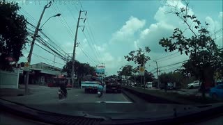 Motorcyclist in Bangkok performs suicidal maneuver