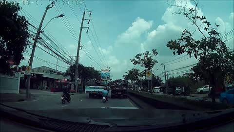 Motorcyclist in Bangkok performs suicidal maneuver
