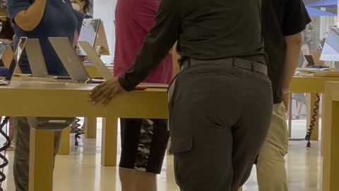 Man Has Mask Meltdown in Apple Store