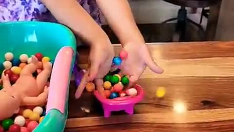 🍬CUTE 3 YEAR OLD GIRL PLAYING GUMBALL CANDY & BABY DOLL IN A BATH TUB #candy #toddler #gumball #fun