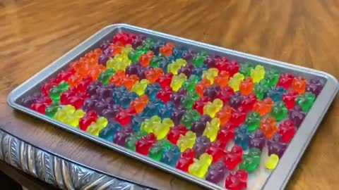 tryingtomeltGUMMYBEARSinthearizonaheat☀️#fyp#WelcomeWeek#gummybears