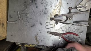 how to create a scrap metal grasshopper and mount it on a pallet wood wall mount