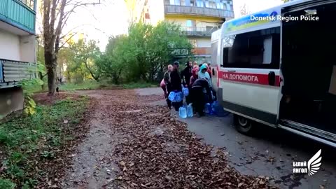 Video shows Donetsk police deliver aid to residents