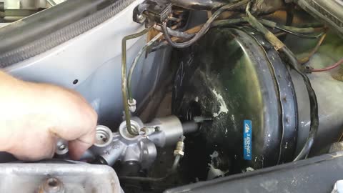Mercedes Benz W124 - Change the brake booster and master cylinder DIY tutorial