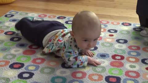 Stages of baby crawling/Know how a baby learns to walk