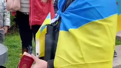 Ukrainian burns his Russian passport