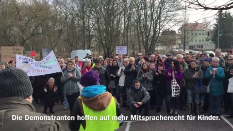Nach Familiendrama in Helbra: Demo unter dem Motto "Keine Gewalt gegen Kinder".