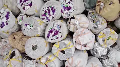 Philippine recyclers turn plastic into shelters