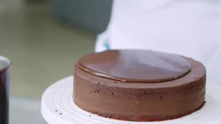 applicator the creamy chocolate cream on the cake