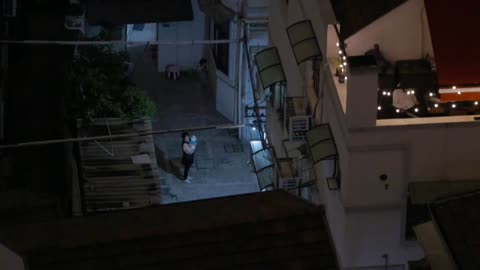 habitantes de Shanghái salen a sus balcones a protestan por el estricto confinamiento
