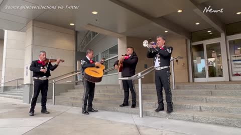 Mariachi band serenades voters at US polling site