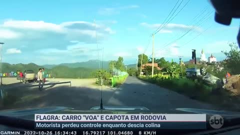 Flagra: carro voa em avenida e capota durante acidente | Primeiro Impacto