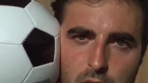 The strange slow motion scene of the moment the soccer ball hits the face! Turkish translation