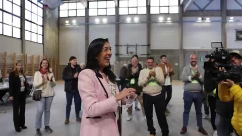 Emotivo recibimiento a candidata de VOX Amaia en el colegio electoral